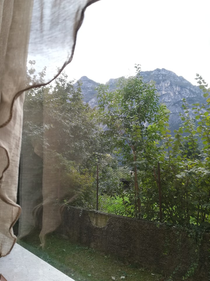 pamje e malit Rocchetta nga dhoma