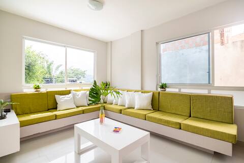 Fully Equipped House with a Jacuzzi, Swimming Pool, and Parking
