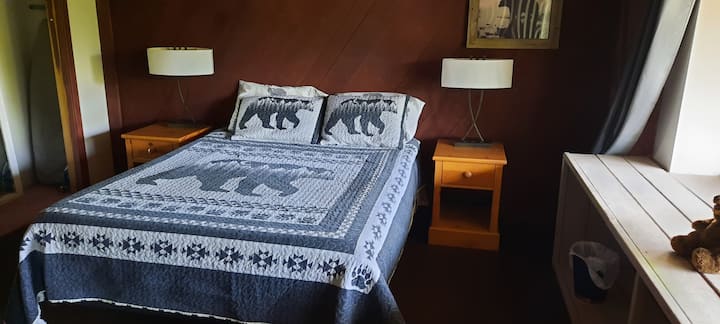 标准双人床，坚固的Tempur Pedic床。灯具可轻松为手机充电。衣柜配有全身镜、熨衣板以及额外的毯子和枕头。 