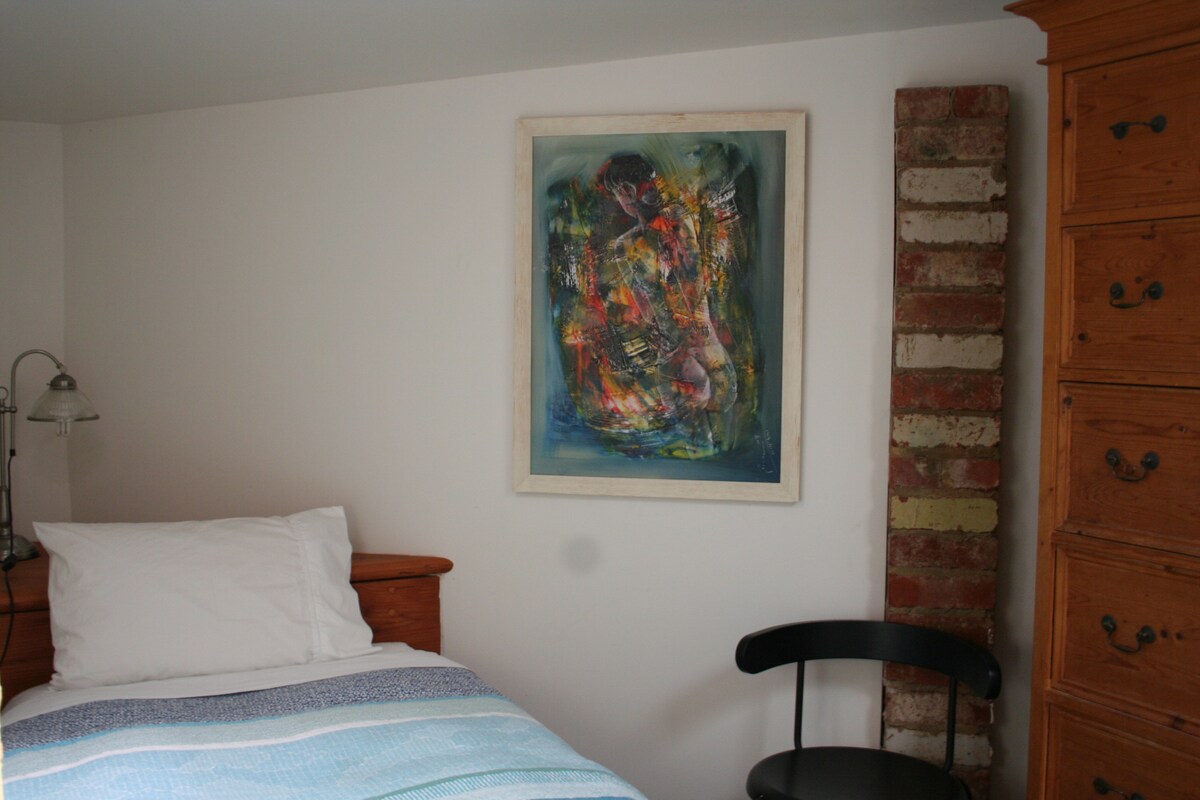 غرفة مفردة مريحة.