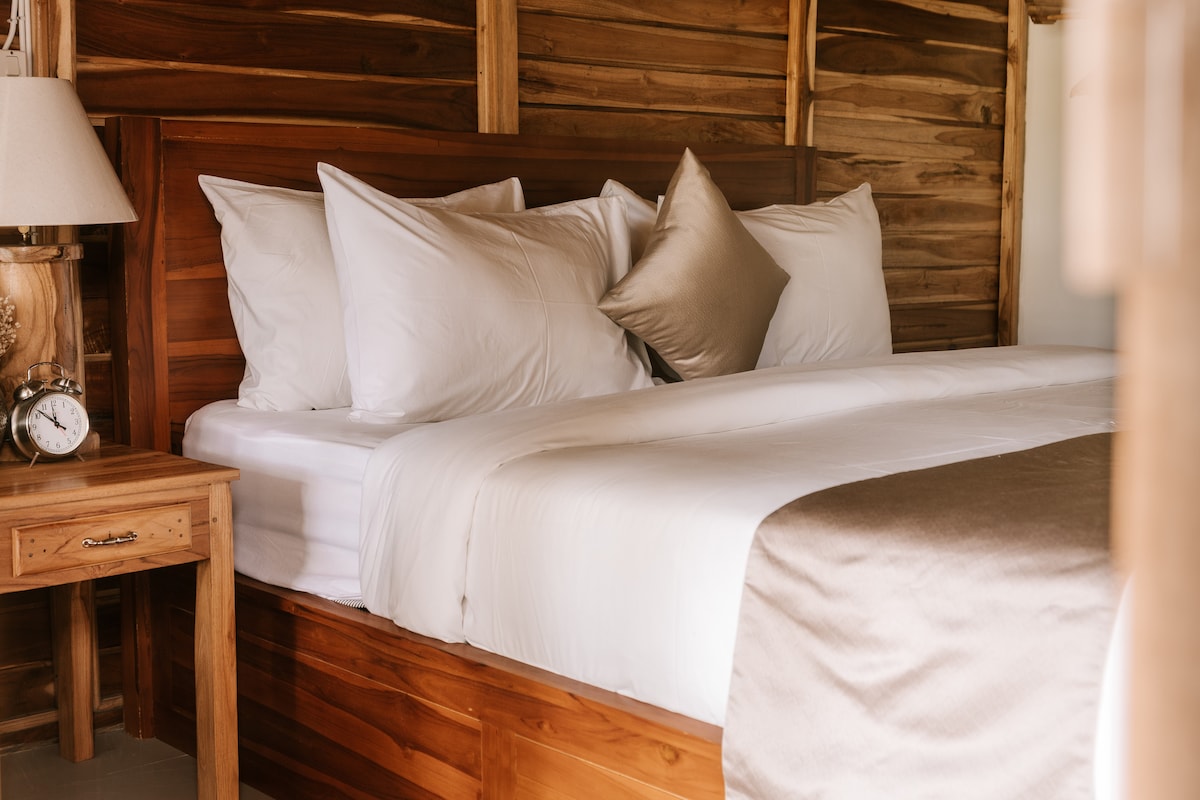 Დაისვენეთ ხის მყუდრო ხის სახლში, სუფთა, გრილი და კომფორტისთვის შექმნილი 
