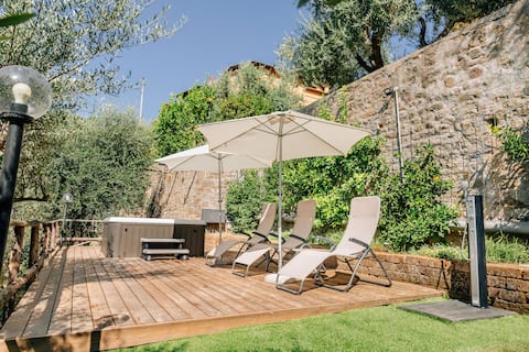 Tuscany house near the  arts towns with hot tube.