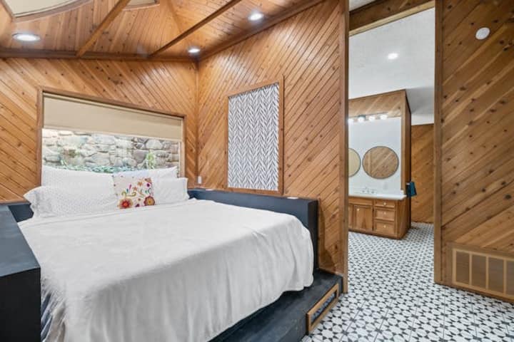 Kitanda cha kifalme cha chumba cha kulala cha ghorofa kilicho na bafu kamili