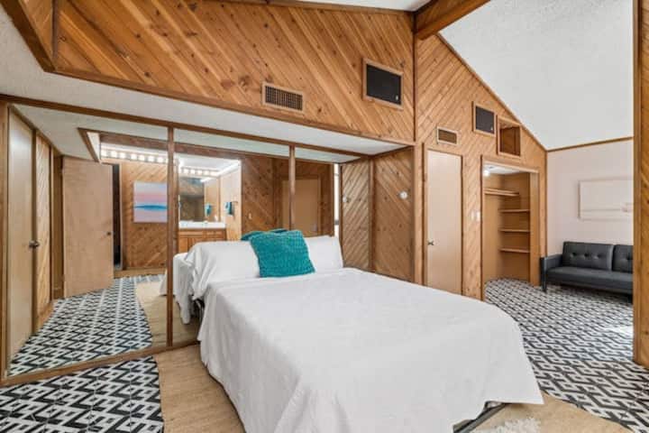 Chumba hiki kiko ghorofani na kina kitanda kimoja cha malkia na kitanda kimoja cha ukubwa wa mfalme katika chumba hiki.