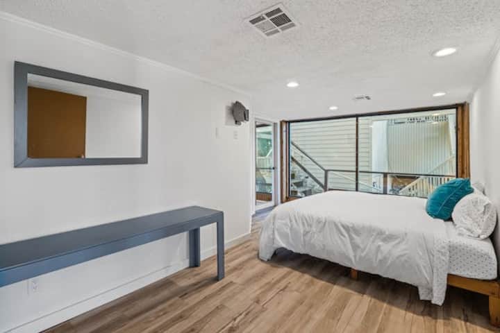 Kwenye ngazi ya chini kabisa karibu na ngazi ndefu. Kitanda 1 cha mfalme na malkia kilicho na bafu kamili karibu nayo