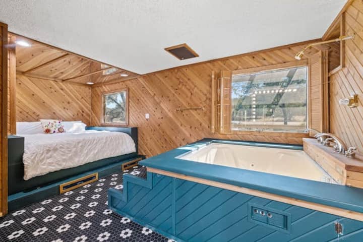 Tub ni kwa ajili ya kuangalia tu.  Kitanda aina ya King kilicho na bafu, ubatili na bafu karibu nacho. 