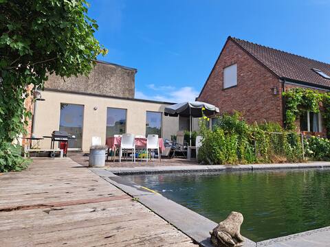 Cosy familyhome with swimmingpond and fireplace