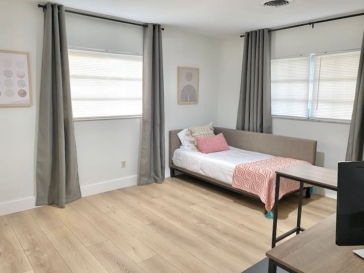 חדר שינה שלישי מואר עם שתי מיטות יחיד, ארון ושולחן גדול יותר עם כיסא נוח - מושלם לעבודה מהבית או לטיפול בנוחות בעבודות בית הספר במהלך השהייה.