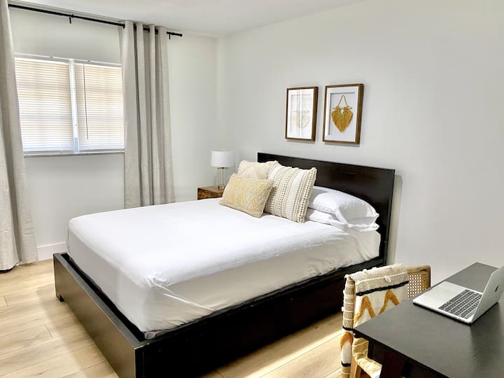 חדר שינה שני עם מיטת קווין סייז נוחה, שידת לילה, ארון לאחסון ושולחן כתיבה עם כיסא - אידיאלי לעבודה מרחוק או לעבודה בבית הספר, או פשוט להירגע אחרי יום בחוץ.