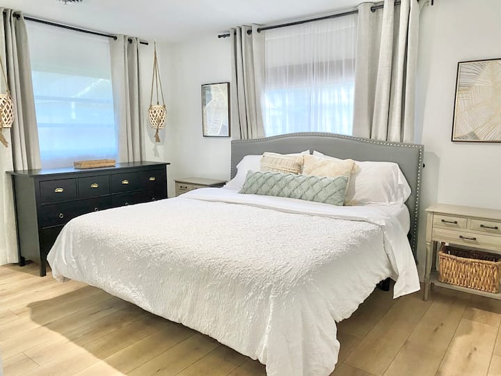 חדר שינה ראשי עם מיטת קינג סייז נוחה מאוד, שידות לילה בכל צד, שידה לאחסון ושקעים נוחים לטעינת מכשירים. כולל חדר ארונות וחדר רחצה צמוד פרטי.