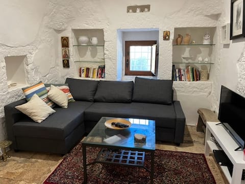 Annuncio Airbnb popolare: Trullo Carlotta- trullo and private pool, 7 beds a Castellana Grotte