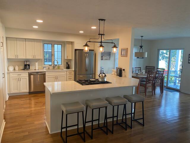 Beautiful Lake House gallery image 5