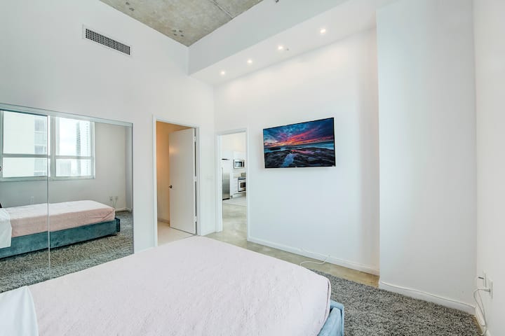 تلفزيون ذكي 50 بوصة في غرفة النوم الرئيسية 