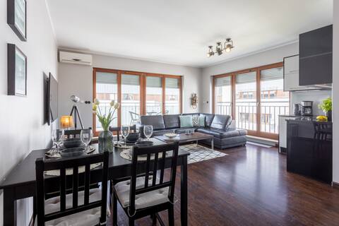 Ambria Apartments, Marinero