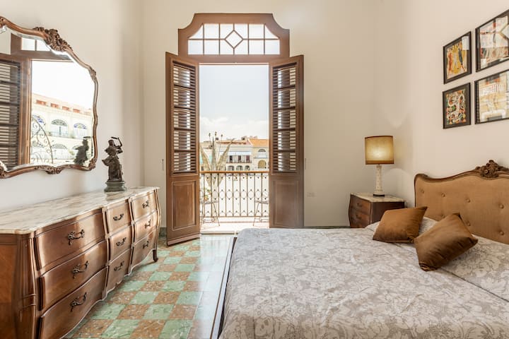 Plaza Vieja Views room / Room Vista Plaza Vieja