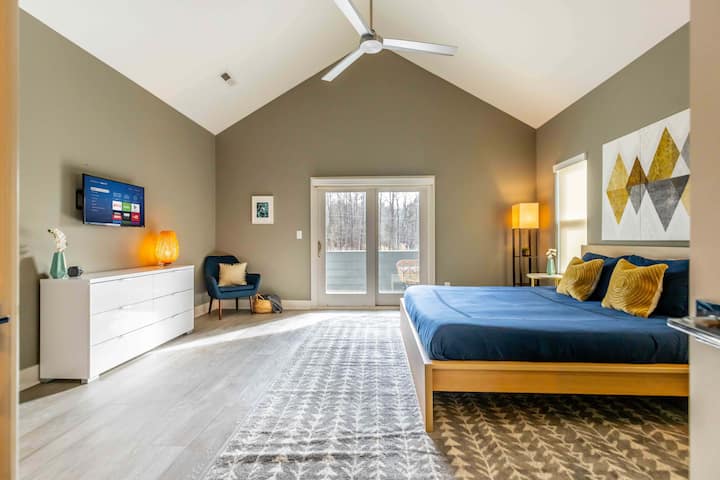 华丽的主套房！私人阳台、套房浴室、Roku智能电视和加大双人床