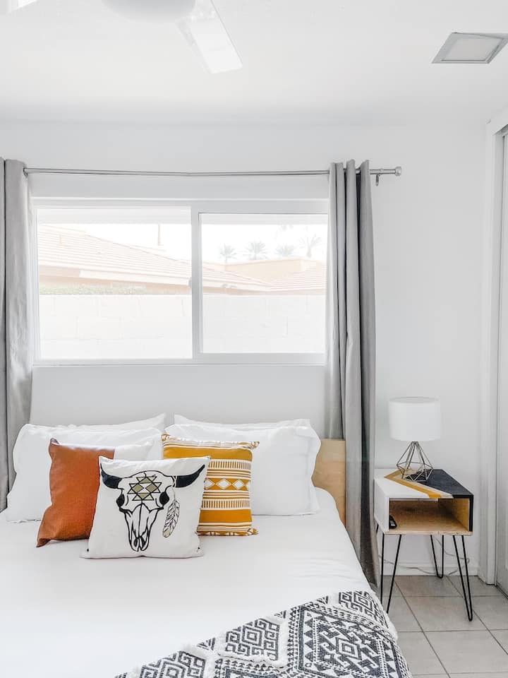 El dormitorio de invitados n.º2 cuenta con una cama tamaño queen, TV inteligente y cortinas opacas. ¡Un gran lugar para retirarse después de un largo día explorando o descansando junto a la piscina!