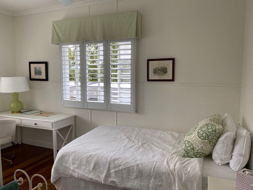 Vaša soba ima bračni krevet, radni stol, stolicu i dva kompleta prozora. Ljeti je lagan, prozračan i hladan. 