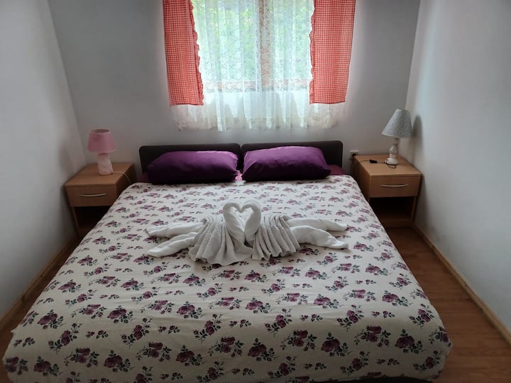 客房配有舒适的床，可组合成一张双人床或双人床。 