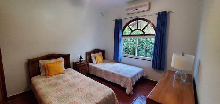 غرفة نوم ثانية في الطابق السفلي