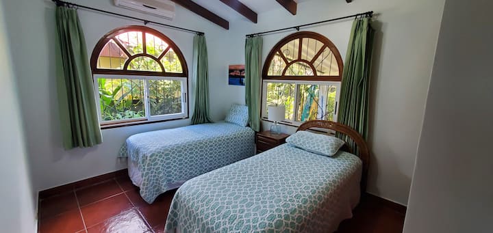 غرفة نوم أولى في الطابق السفلي