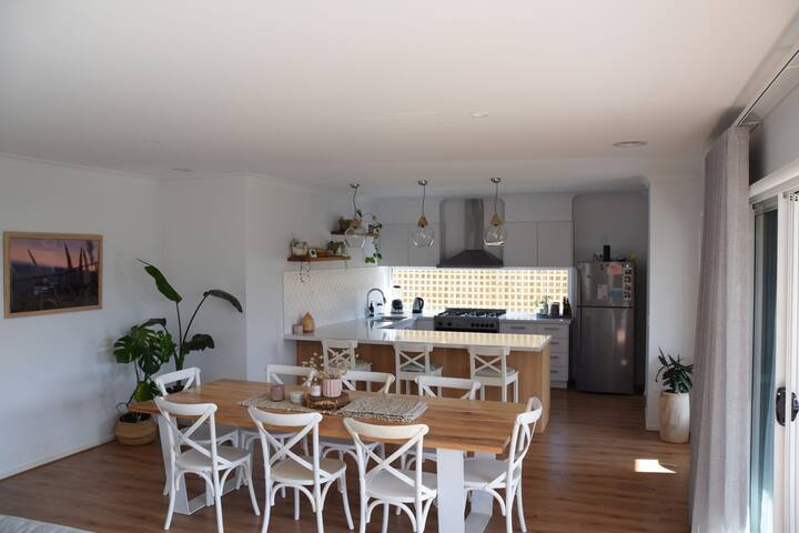 Modern Home 1km from Beach – Ideal for Families gallery image 3