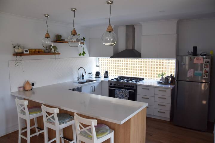 Modern Home 1km from Beach – Ideal for Families gallery image 5