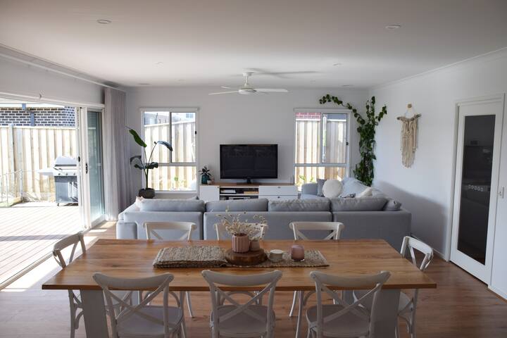 Modern Home 1km from Beach – Ideal for Families gallery image 4