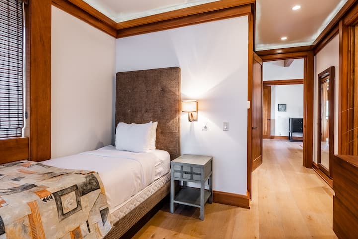 Cama individual dentro del dormitorio principal