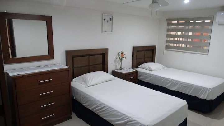 Recamara con 2 camas individuales. spavaća soba s 2 kreveta za jednu osobu.