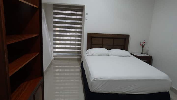 Glavna spavaća soba s bračnim krevetom. Spavaća soba s bračnim krevetom.