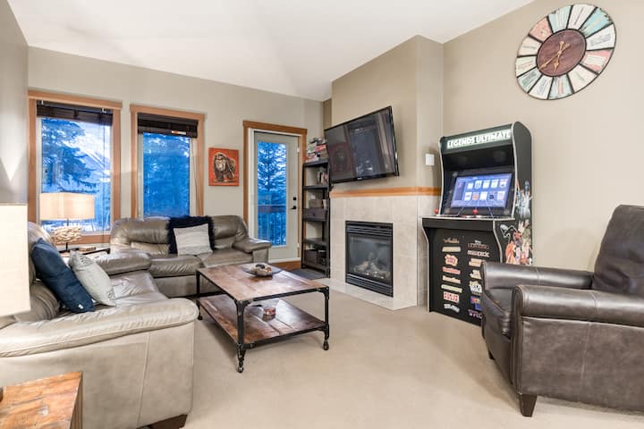 Spacious living room with TV and fire place.