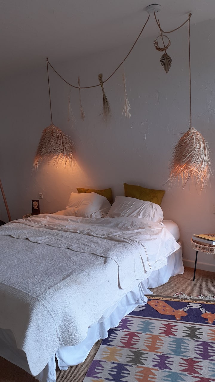 غرفة واسعة جدًا ذات إطلالة على البحر وسرير كبير بطول 1.80متر. تم تجديد هذا المكان بالكامل في عام 2020.