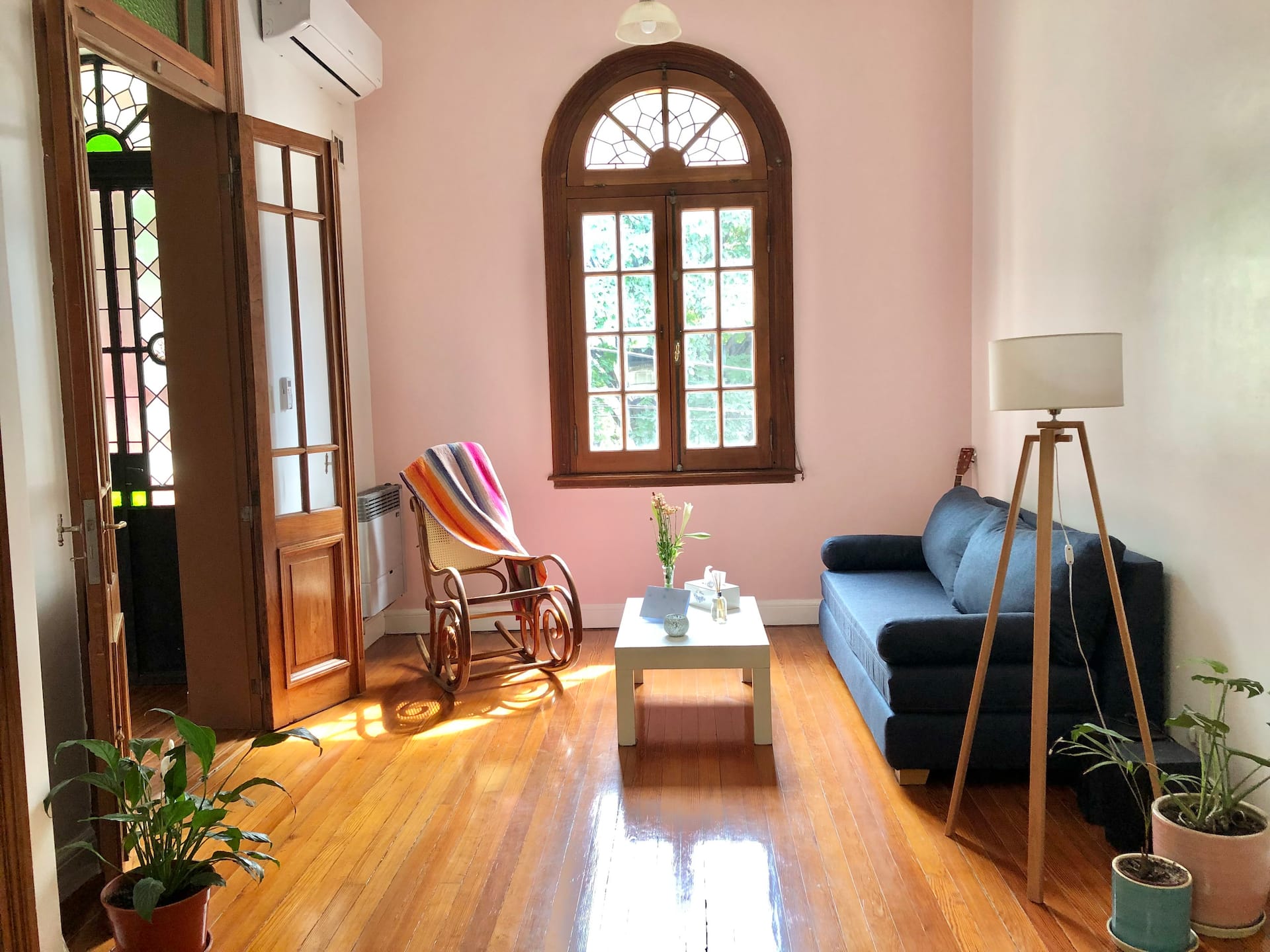 Luminous 700 sq ft Apt. in front of park