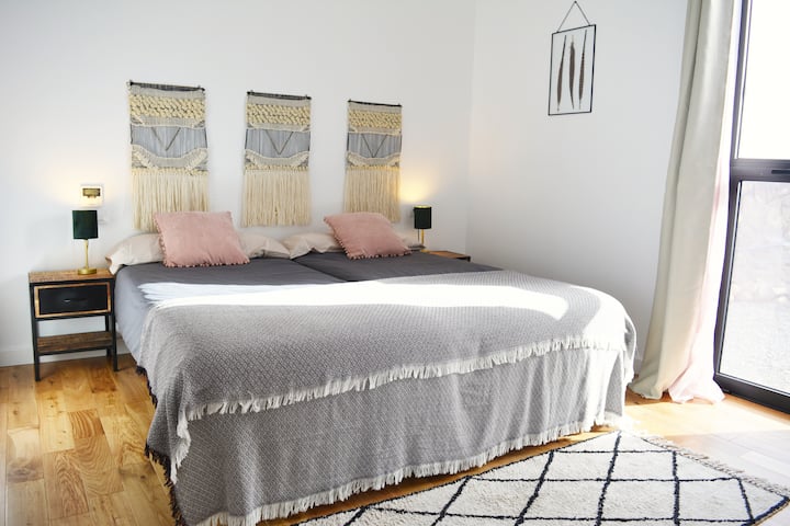 180 x 200或2 x 90 x 200的床、大衣橱、马桶和套内淋浴间。