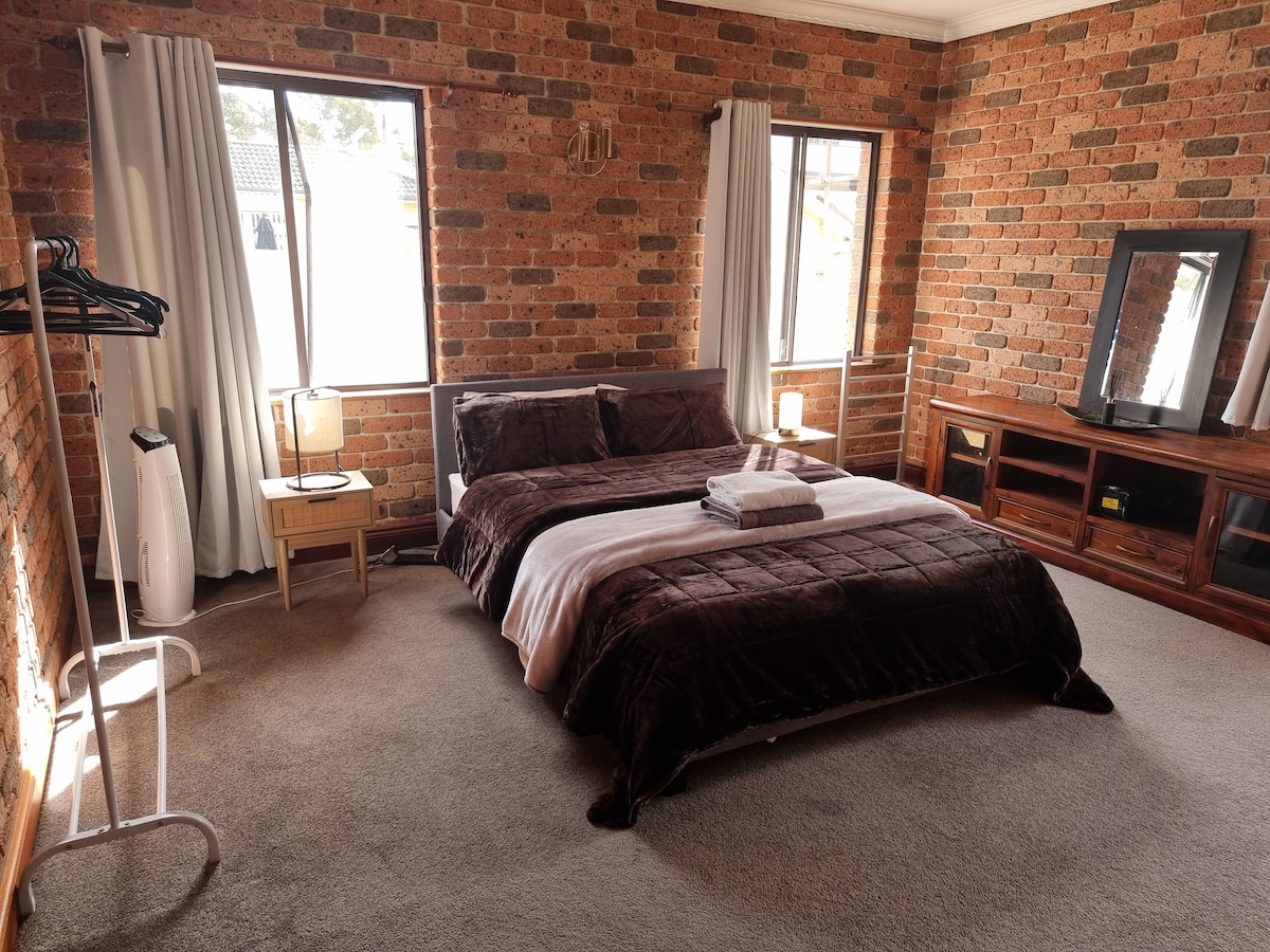 带套房的主卧
挂衣空间
带镜子的侧板
放置衣服的空间
便携式风扇
加热毛巾架