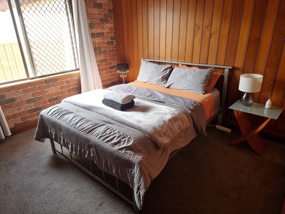 卧室1
标准双人床
挂衣服的衣柜
