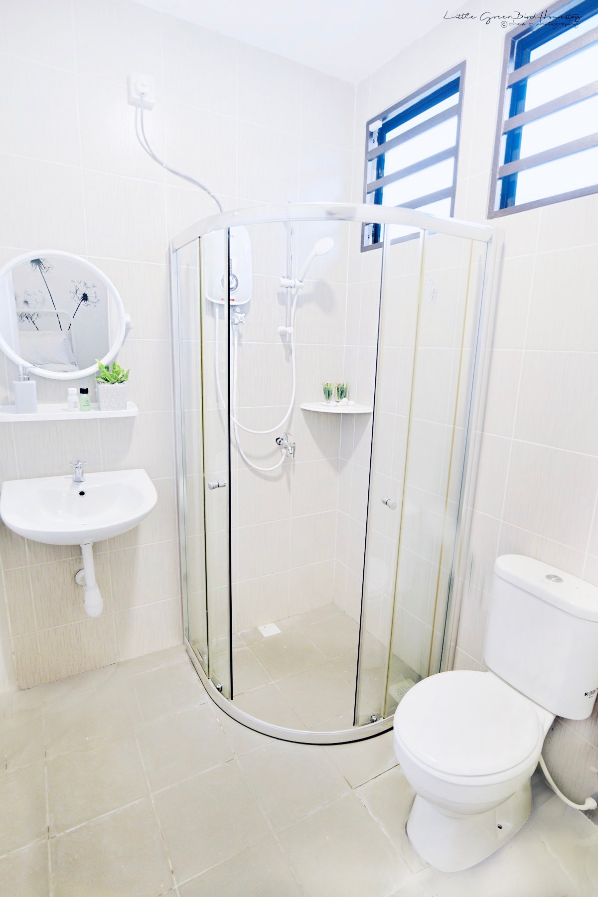 Kënaqësia e ndarjes: Banjë ngjitur në katin e mësipërm e ndarë nga Dhoma e Bardhë dhe Dhoma Blu