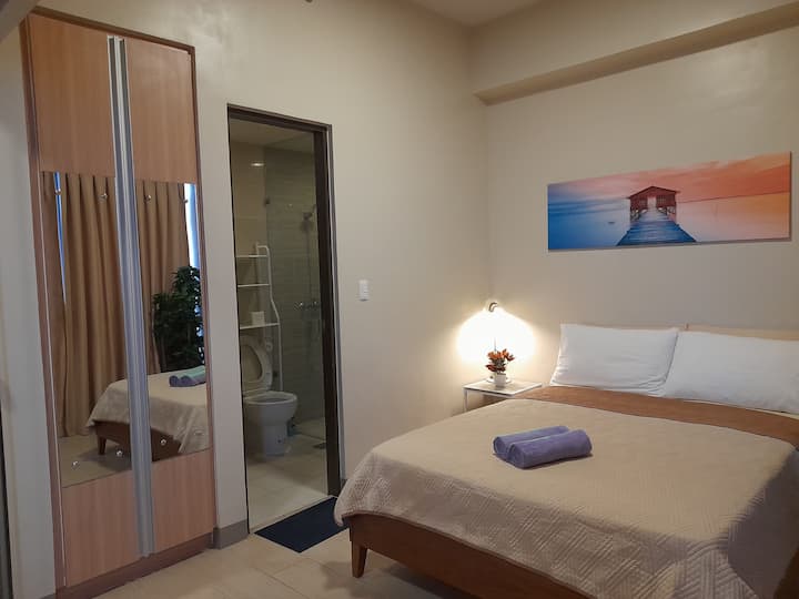 Ново двойно легло и странични масички с лампи за четене. Огледала за обличане върху гардероба