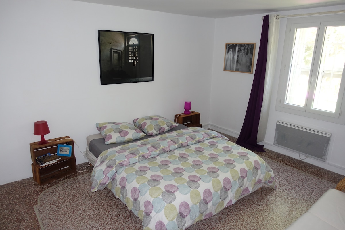 Spavaća soba s kaučem i radnim stolom