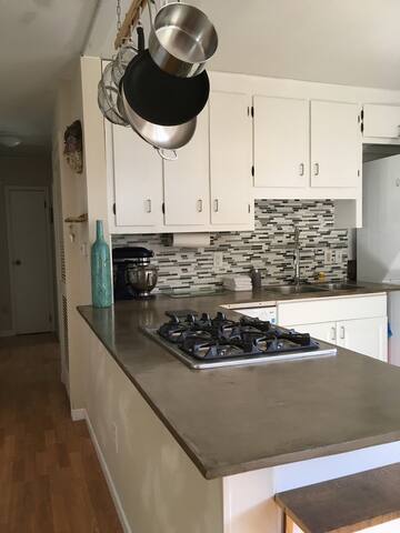 Mountain location. Five minutes to downtown gallery image 3