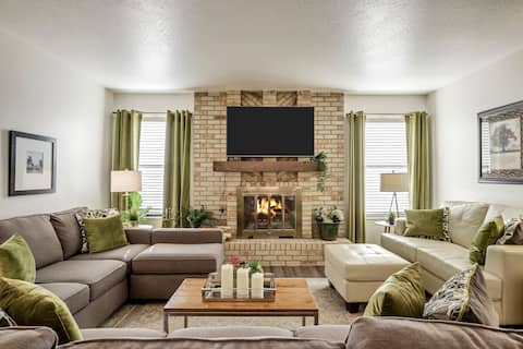 Near 4 Ski Resorts, Mountain Views and 2 Hot Tubs!