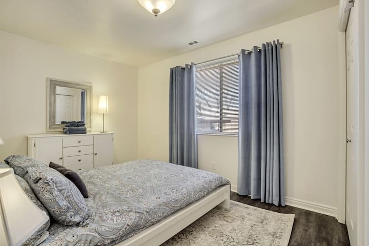 Side B-Upper Level 2 Bedroom Queen bed