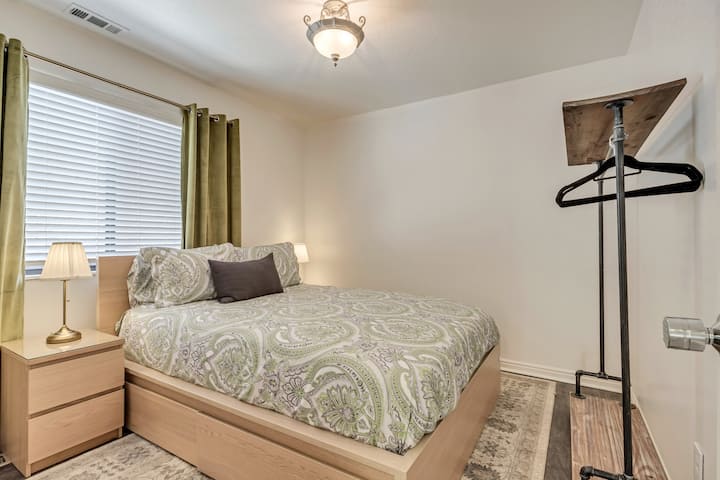 Side A-Upper Level 2 Bedroom Queen Bed