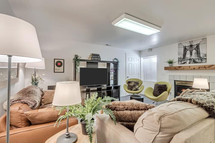 Side A-Basement Family Room w/gas fireplace - Mlango ulioonyeshwa kwenye kona ya kulia unaingia kwenye jiko la chini ya ghorofa la Side B