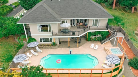 Spacious home w/ pool, hot tub, game room & views