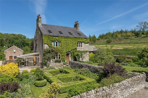 Large Country Farmhouse sleeps 12 (6 bedrooms)