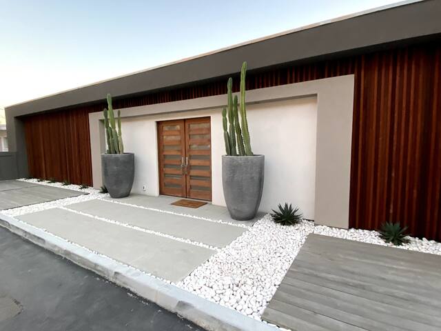 Oceanfront Beach House in Malibu gallery image 2