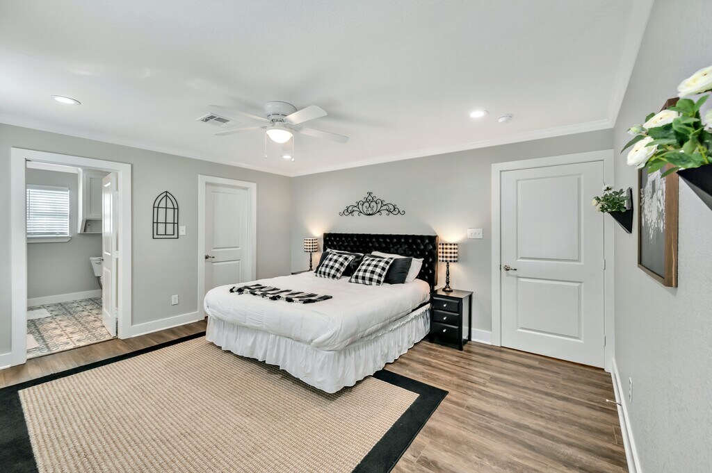 Hauptschlafzimmer mit begehbarem Kleiderschrank, Badewanne und Fernseher