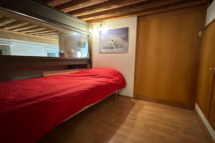 ห้องนอนที่ 3 ใน "ห้องนอน ": มีเตียงเดี่ยวและตู้เสื้อผ้า ประตูที่ปิดอยู่มองเห็นห้องนอนที่ 1 ห้องนี้สามารถปรับเปลี่ยนเป็นโต๊ะทำงานที่ 2 ได้ตามสะดวก 